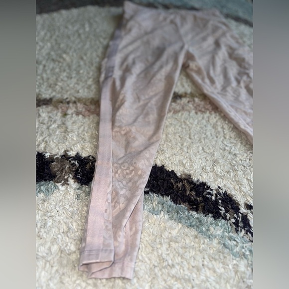 Victoria’s Secret 7/8 High Rise Performance Tight Cheetah Print NWT - Picture 3 of 16